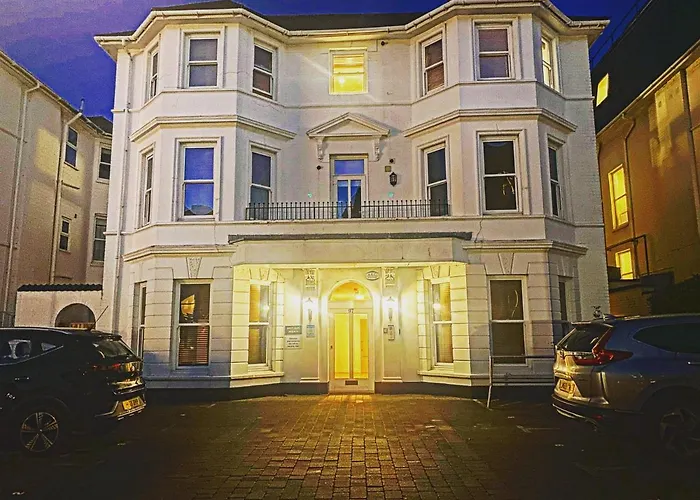 Luxury 2 Beds Apartment By The Sea